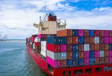 Buque cargado de contenedores navegando hacia Puertos de Venezuela