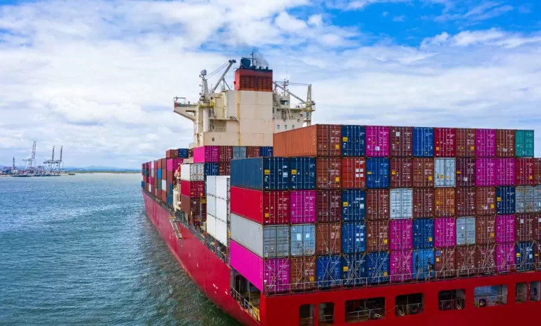Buque cargado de contenedores navegando hacia Puertos de Venezuela